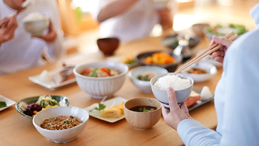 食卓を囲んで食事をする様子